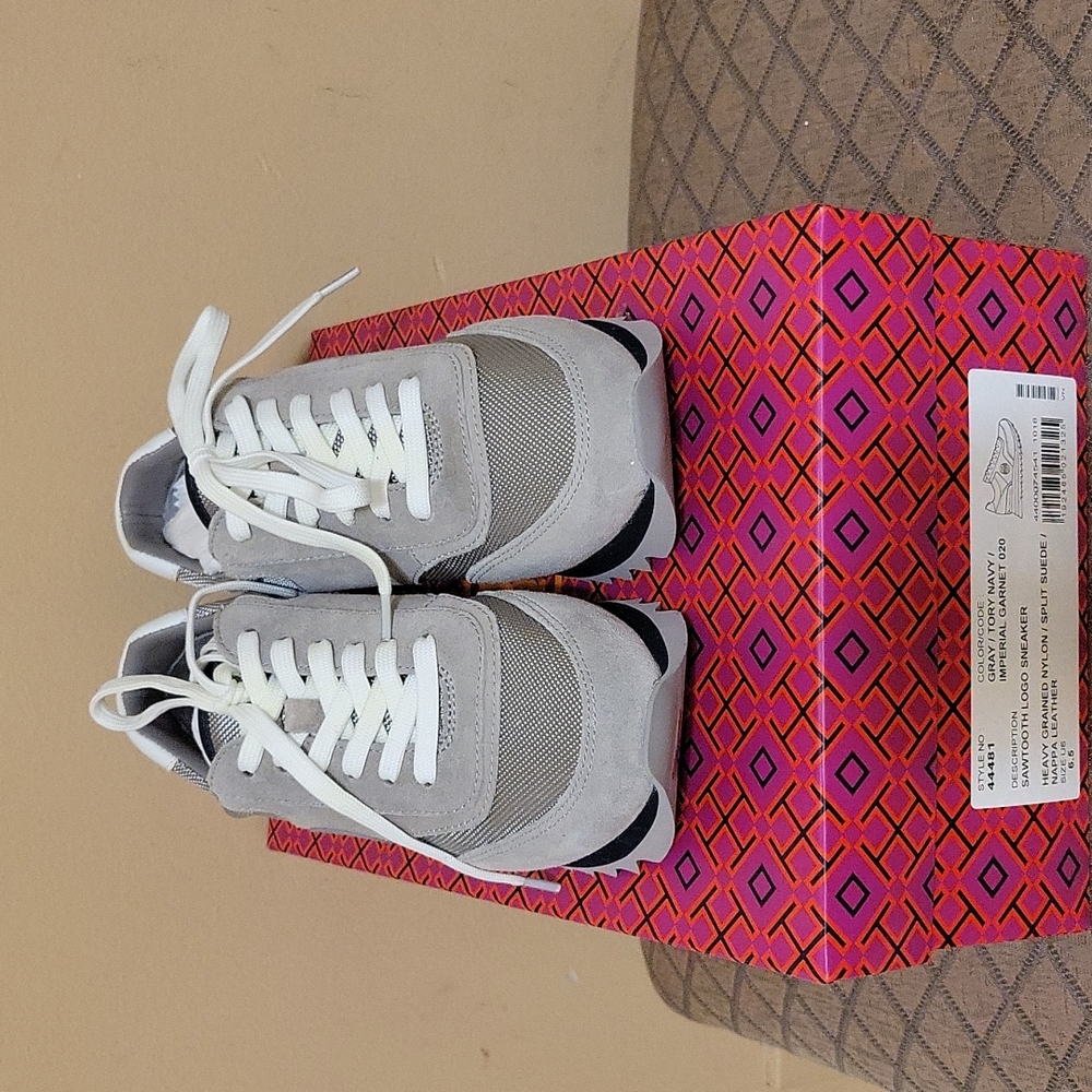 Womens sneaker